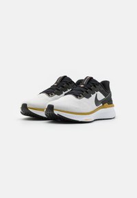 Nike Performance STRUCTURE 25 - Løpesko for vei - summit white/black/platinum tint/bronzine/amber brown/white