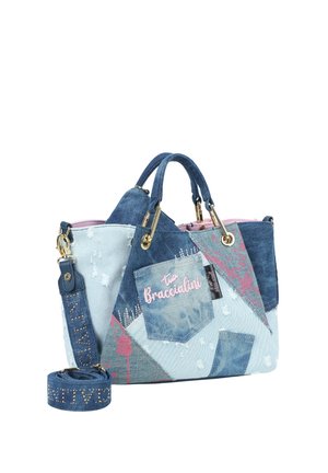 Borsa in denim patchwork con dettagli consumati, ferrature dorate, ricamo rosa "Braccialini" e tracolla staccabile con testo borchiato.