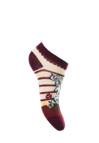 Calcetín de tobillo a rayas rojas y crema con un diseño floral y una ilustración de personaje en el lateral, textura de punto suave, puño acanalado.
