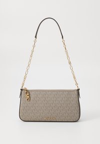 Borsa a mano beige con motivo, superficie a texture liscia, tracolla in catena d'oro, chiusura a zip e accento con logo dorato sul fronte.