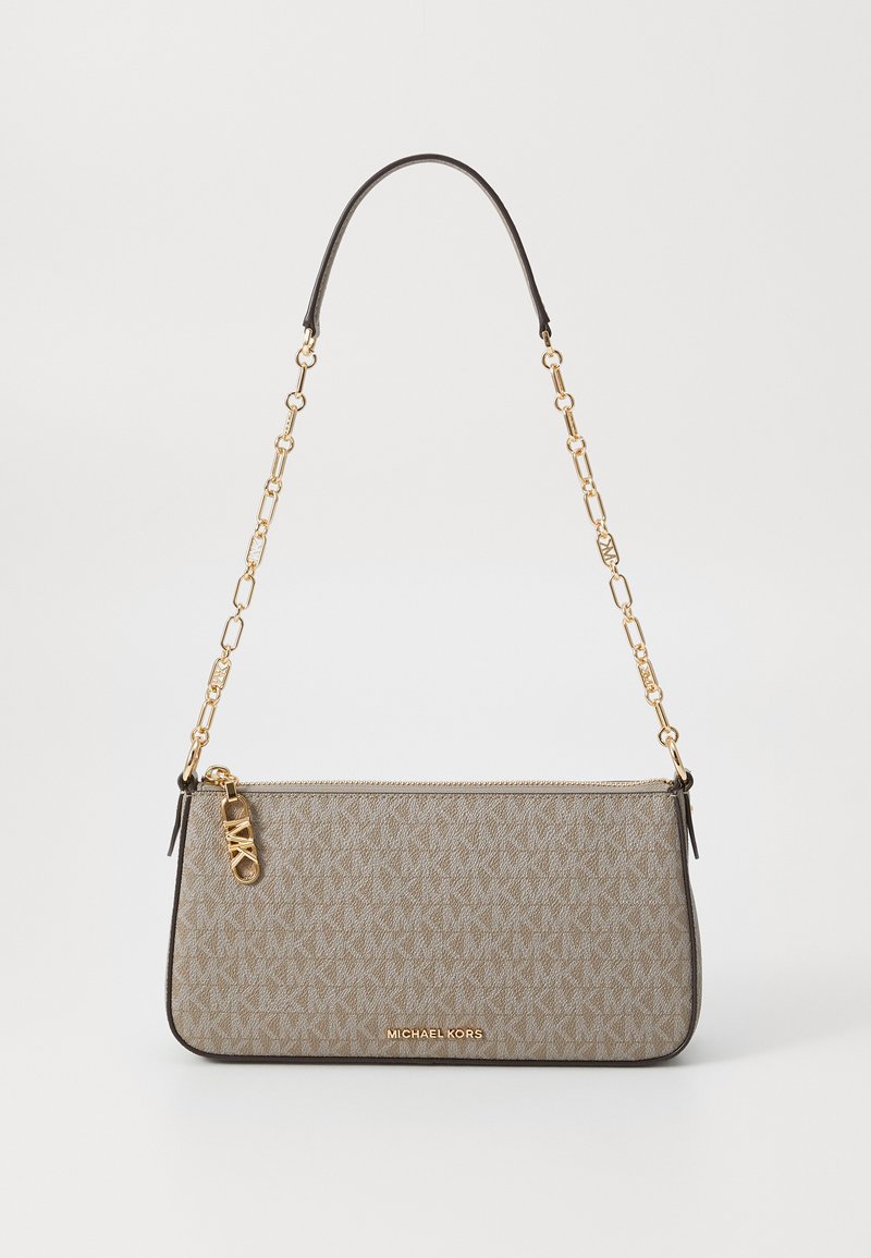 Borsa a mano beige con motivo, superficie a texture liscia, tracolla in catena d'oro, chiusura a zip e accento con logo dorato sul fronte.