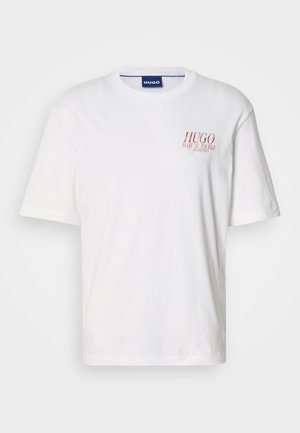 Wit katoenen T-shirt met korte mouwen, een ronde hals en een rood logo op de linkerborst. Gladde textuur.