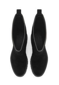 O pereche de botine Chelsea negre din suede, cu vârfuri rotunjite și benzi de tragere, prezentate dintr-o vedere de sus pe un fundal alb.