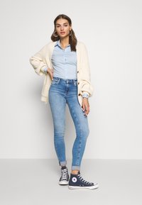 ONLY ONLCARMEN LIFE SKINNY - Calças de ganga de corte skinny - light blue