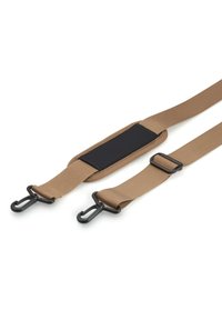 Verstellbarer brauner Stoffgurt mit schwarzen Kunststoffclips an beiden Enden und einem gepolsterten Schulterbereich vor einem weißen Hintergrund.