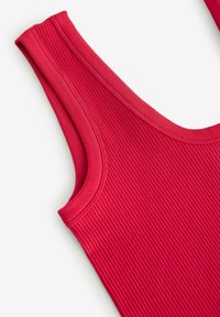 Rød ribbet tanktop med en tætsiddende design, brede skulderstropper og en rund udskæring. Stoffet har en glat tekstur og en let stræk.