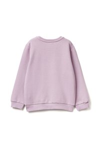 Felpa lilla con collo rotondo, maniche lunghe, polsini a costine e orlo a costine. Texture liscia con un colore uniforme e senza fantasie.