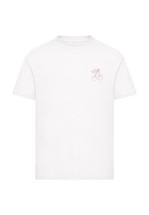 Biały t-shirt z krótkim rękawem, z małym różowym wzorem wiśni na lewej piersi, okrągły dekolt, prosty i czysty styl.