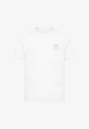 T-shirt bianca a maniche corte con piccolo disegno di ciliegie rosa sul petto sinistro, scollatura tonda, stile semplice e pulito.