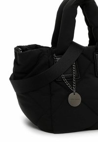 Borsa in tessuto trapuntato nero con doppi manici, tracolla staccabile e un accento a catena con un'etichetta circolare. Texture liscia con motivo geometrico.