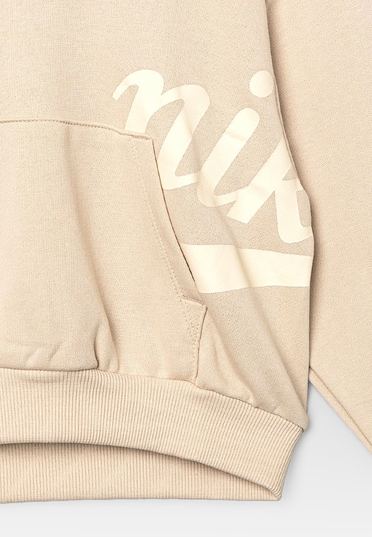 Sweat à capuche beige avec une poche frontale, des poignets côtelés et des accents de logo imprimés blancs. Fabriqué en tissu doux et texturé pour un confort optimal.