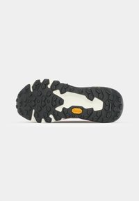 Semelle extérieure en caoutchouc noir avec un motif de crampons agressif, arborant un logo Vibram jaune et des accents de semelle intermédiaire blancs pour une meilleure traction et durabilité.