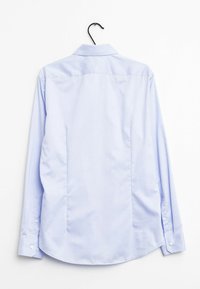 Camicia azzurro chiaro a maniche lunghe con colletto, dalla texture liscia e polsini button-down. Il design presenta un orlo curvo e un yoke posteriore.