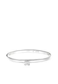 Sølvring med en glat, tynd skede og en lille klynge af klare, runde sten sat centralt ovenpå. Stempel med "585" for guldrenhed.