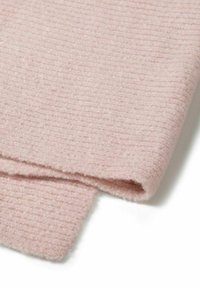 Tessuto rosa pallido, con una superficie morbida e una trama a righe. I bordi sono ripiegati, mostrando un aspetto peloso che ne accresce il calore.