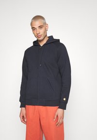 Carhartt WIP HOODED CHASE JACKET - Sweatjacke - dark navy/gold