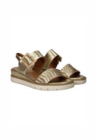 Gouden metallic sandalen met een gevlochten band, verstelbare gesp en een gevoerde zool met een contrasterende witte onderkant.