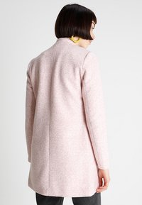 Helle rosa Wollmischung Jacke mit geradem Schnitt und langen Ärmeln, mit einer sauberen Rückennaht und einem minimalistischen Design.