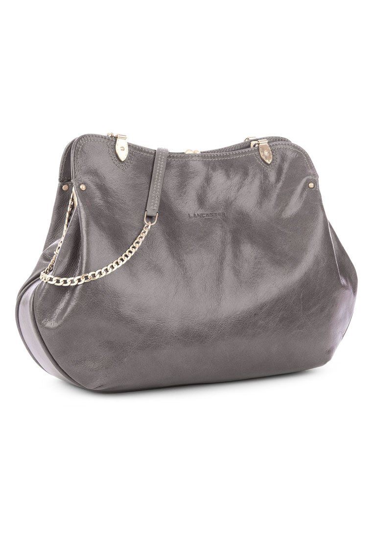 Borsa a mano grigia in pelle con una texture lucida, dotata di una tracolla a catena e chiusura con zip nella parte superiore. Forma arrotondata con un delicato marchio sulla parte anteriore.