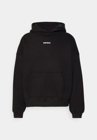 Sudadera negra hecha de suave tela, con un bolsillo frontal, puños acanalados y un logo blanco en el pecho. Diseño clásico de tipo pullover.