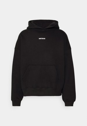 Sudadera negra hecha de suave tela, con un bolsillo frontal, puños acanalados y un logo blanco en el pecho. Diseño clásico de tipo pullover.