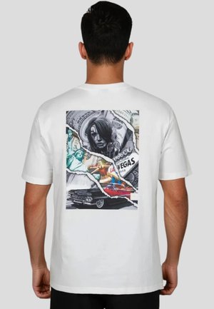 Witte t-shirt met een levendige grafiek op de achterkant, die scènes uit Las Vegas, geld en een vintage auto in verschillende kleuren afbeeldt.