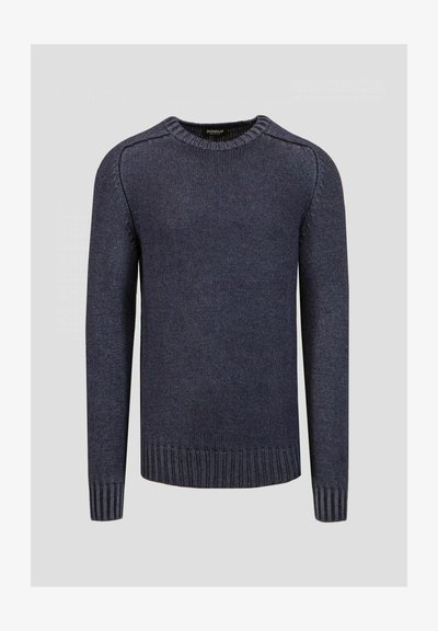 Maglione da uomo in maglia blu navy con maniche lunghe, scollo a girocollo e polsini e orlo a costine, mostrato su uno sfondo grigio chiaro uniforme.