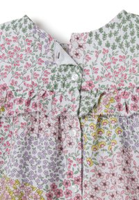 Vestido de tela gris claro con un estampado floral. Presenta flores en tonos rosa, verde y amarillo, cuello con volantes y cuatro botones blancos.