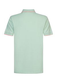 Jasnozielona koszulka polo z kołnierzykiem, krótkimi rękawami i różowymi akcentami na mankietach i kołnierzyku. Wykonana z gładkiej bawełny.