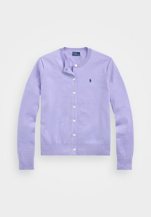 Cardigan lilas à boutons, manches longues, col rond, boutons blancs et petit logo brodé bleu foncé sur la poitrine gauche.