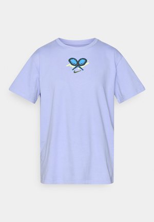 Λιλά βαμβακερό T-shirt με γραφικό που απεικονίζει δύο μπλε ρακέτες με πράσινες λεπτομέρειες. Λαιμόκοψη τύπου crew και κοντά μανίκια.