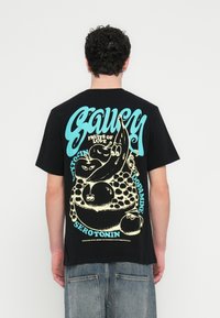 T-shirt preta de algodão com um design gráfico multicolorido nas costas, representando frutas e tipografia divertida. Mangas curtas, corte descontraído.