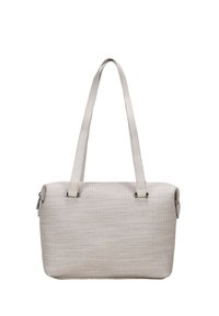 Bolso tote beige con tejido suave y texturizado, presenta dos asas planas y hardware plateado minimalista. Forma rectangular.