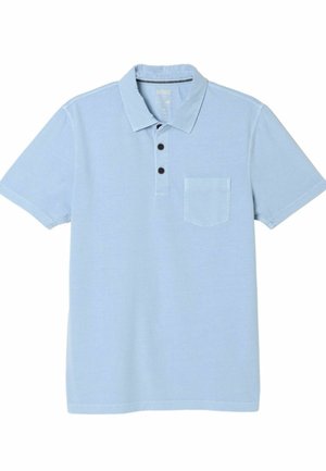 Helehall sinine lühikeste varrukatega polosärk krae, kahe musta nupu ja ühe rinnataskuga valgel taustal.