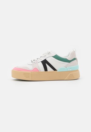 Baskets blanches avec semelle beige, bout rose, accents latéraux verts et noirs, et détail talon bleu clair avec logo de la marque, vues du côté extérieur.