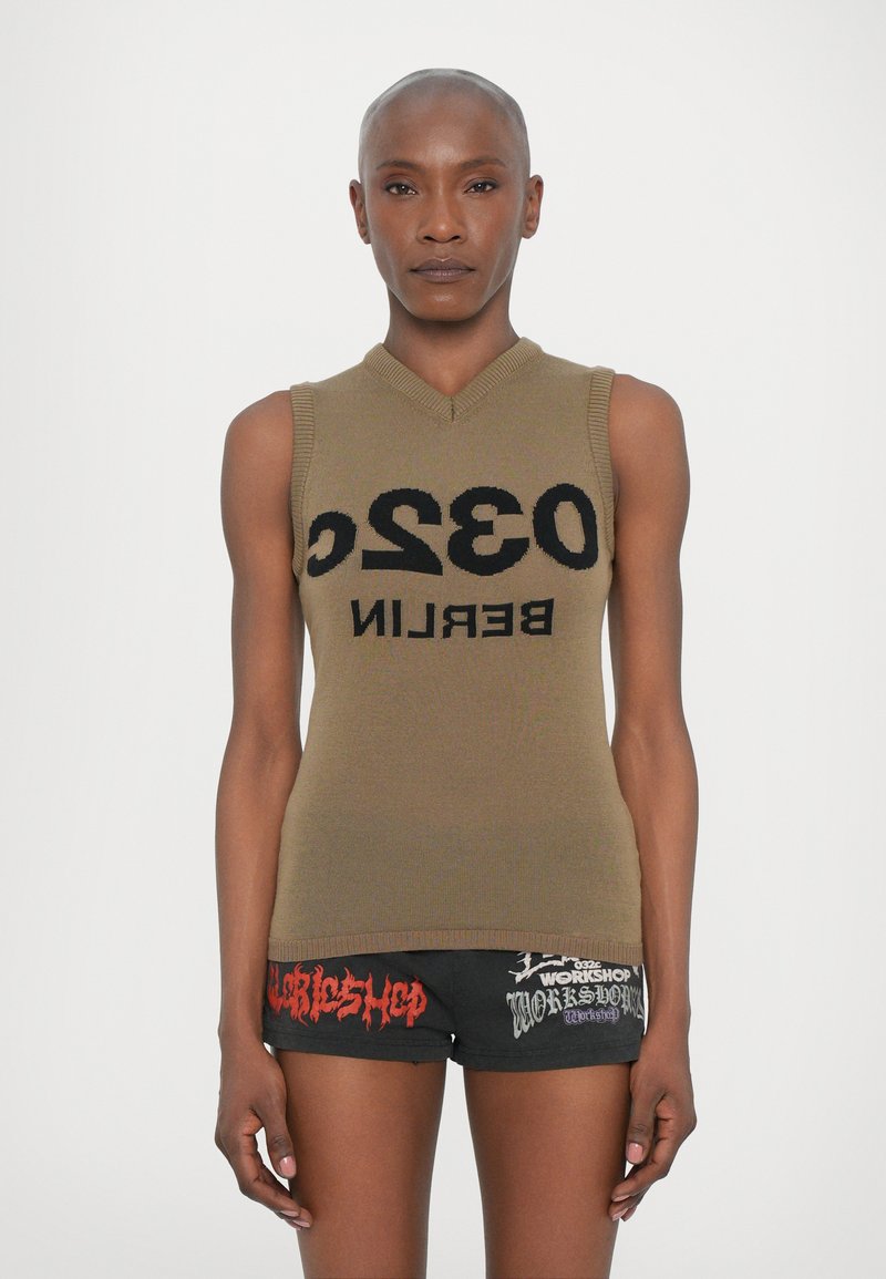 Top khaki senza maniche con scollatura a V profonda e bold testo nero "0320" e "BERLINO". Abbinato a pantaloni corti neri con design grafici rossi.