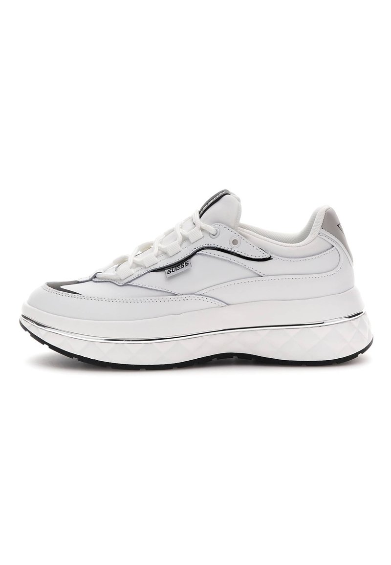 Sneaker bianco con tomaia in pelle liscia, dettagli argentati, linguetta arrotondata e suola piatta spessa con texture trapuntata.