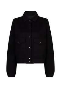Zwarte cropped jas gemaakt van zacht materiaal, met een puntenkraag, drukknoopsluiting en twee borstzakken met zilveren hardwareaccenten.