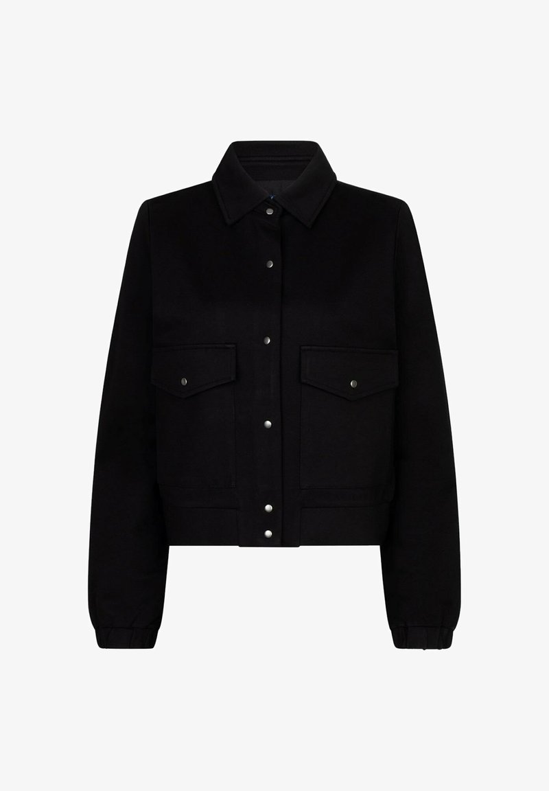 Zwarte cropped jas gemaakt van zacht materiaal, met een puntenkraag, drukknoopsluiting en twee borstzakken met zilveren hardwareaccenten.