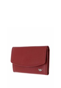 Portefeuille en cuir rouge avec des bords cousus et un petit emblème argenté sur le rabat avant, présenté fermé sur fond blanc.