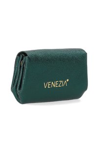 Zelená metalická peněženka s texturou v obdélníkovém tvaru, zdobená zlatým logem "VENEZIA" a složeným designem pro kompaktní uskladnění.