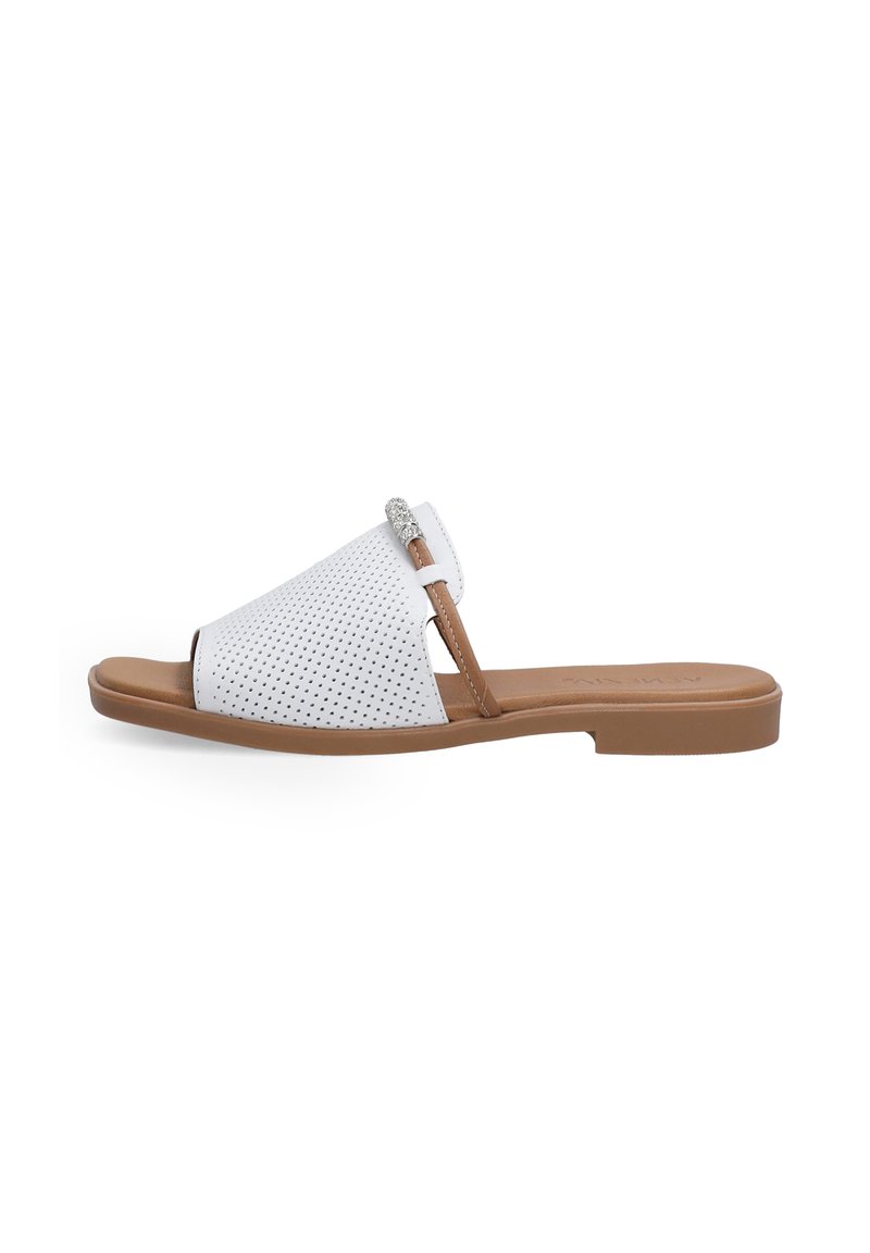 Hvid perforeret slidesandal med en brun rem og metallisk detalje. Flad sål, åben tå design og glat overflade.