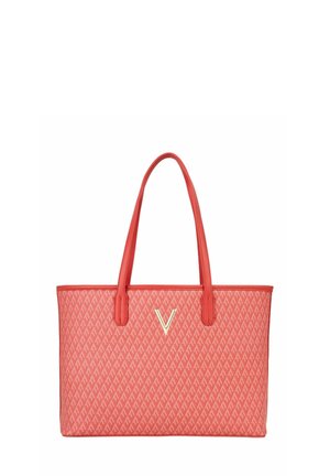 Sac fourre-tout à motifs rouges avec double poignées, arborant un accent de logo en V. Fabriqué en matériau synthétique, il présente une forme rectangulaire structurée.