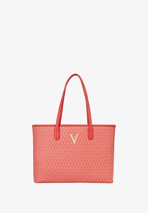 Sac fourre-tout à motifs rouges avec double poignées, arborant un accent de logo en V. Fabriqué en matériau synthétique, il présente une forme rectangulaire structurée.