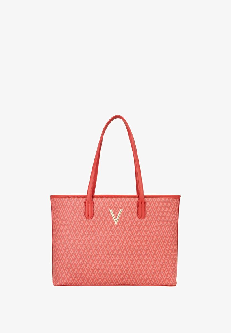 Sac fourre-tout à motifs rouges avec double poignées, arborant un accent de logo en V. Fabriqué en matériau synthétique, il présente une forme rectangulaire structurée.