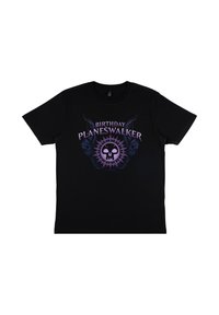 T-shirt in cotone nero con design grafico che presenta la scritta "BIRTHDAY PLANESWALKER", un teschio e dettagli viola. Tessuto morbido, maniche corte.