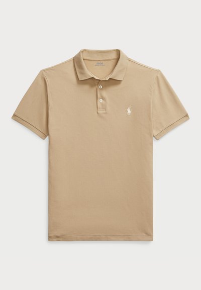 Beige bomulls polo skjorte med klassisk krage, tre-knapps placket, kortermet og en liten brodert logo på venstre bryst.