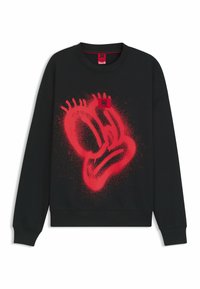 Czarna bluza z dużą czerwoną plamą graficzną przedstawiającą stylizowaną twarz, z małą czerwoną naszywką logo z przodu w pobliżu dekoltu.