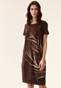 Brown short-sleeve dress with a palm leaf print in shades of copper. Straight cut, round neckline, made from a soft fabric.