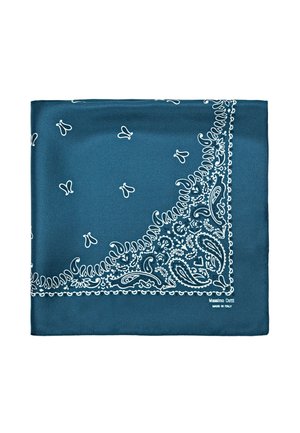 Foulard quadrato in seta blu con motivi bianchi paisley e floreali sul bordo, piccoli motivi bianchi sparsi all'interno e scritta del marchio in un angolo.